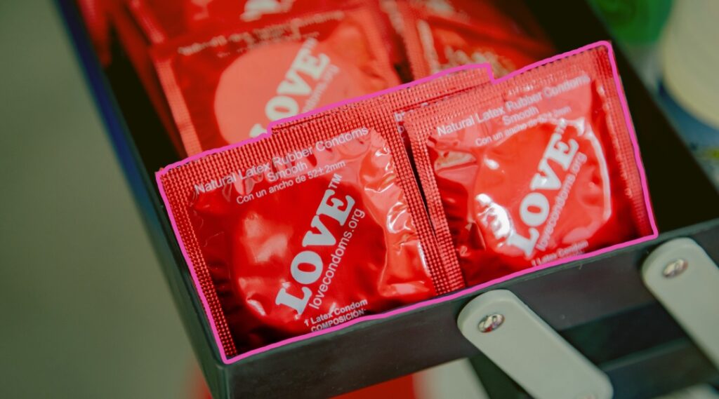Preservativos LOVE apilados en una caja como parte de campañas de prevención del VIH.