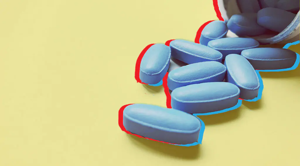 Pastillas azules dispersas sobre una superficie, ilustrando tratamiento médico.