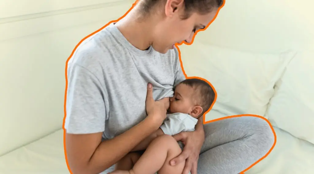 Mujer sostiene y amamanta a su bebé, representando la lactancia materna.