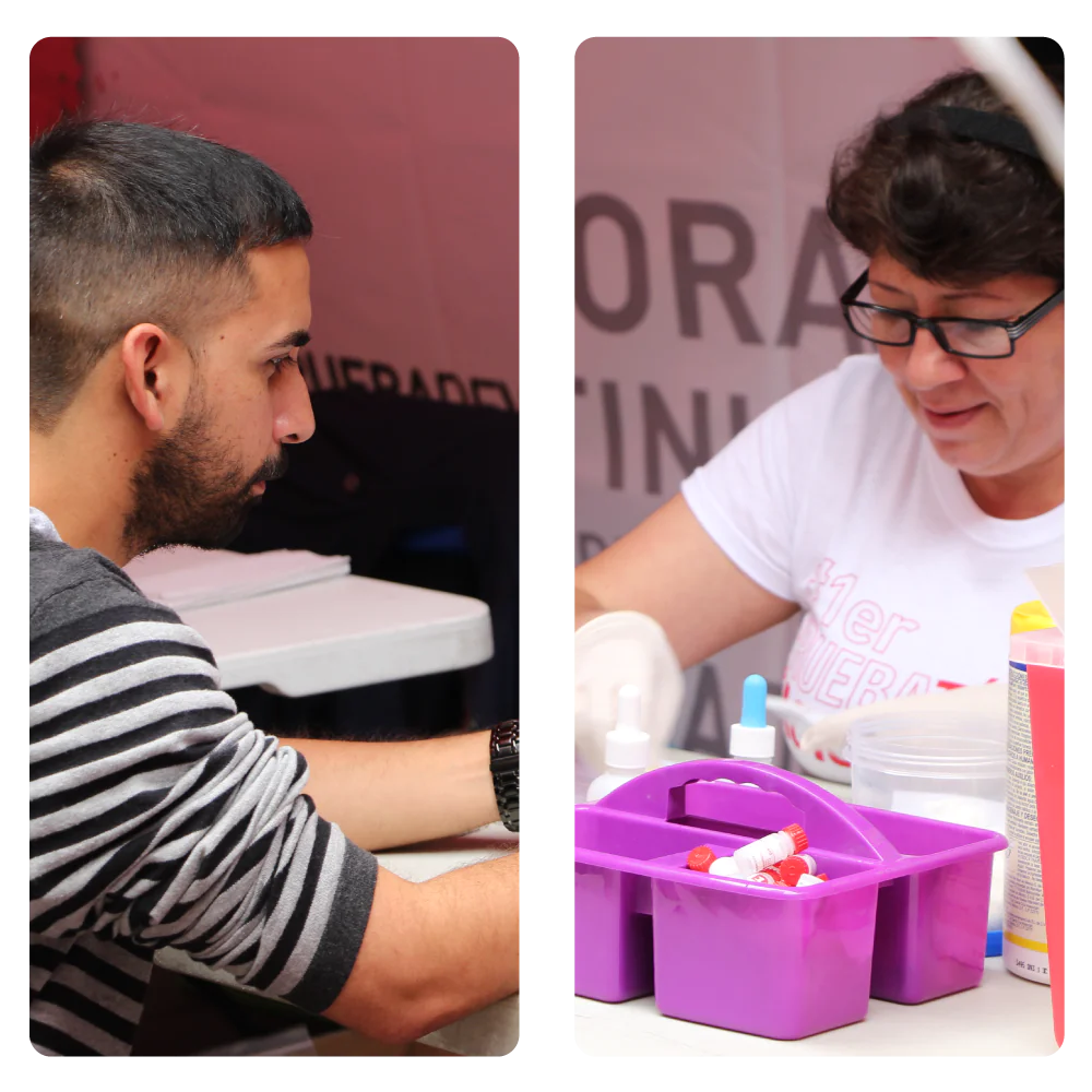 Persona realiza una prueba rápida mientras profesional de AHF Argentina prepara los insumos para testeo de VIH.
