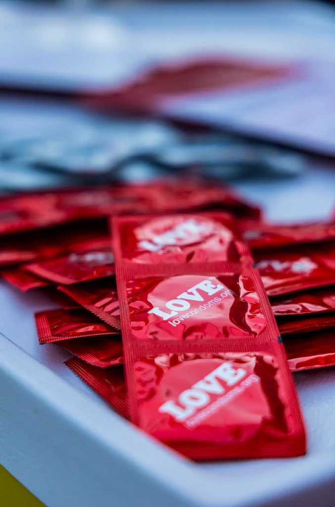 Preservativos rojos de la marca LOVE distribuidos por AHF Argentina para la prevención del VIH.