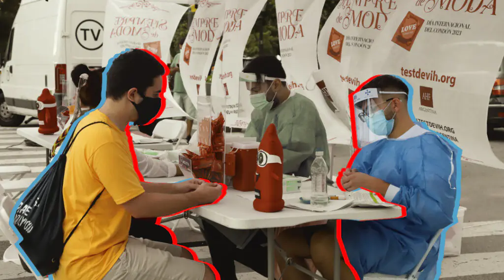 Profesional de salud realiza una prueba rápida de VIH a una persona en una mesa de atención.