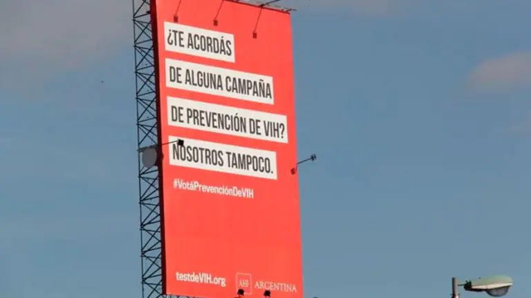Cartel con el mensaje “Que ninguna de alguna campaña de prevención de VIH nos tape” colocado en la vía pública.