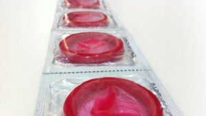 Fila de condones rojos