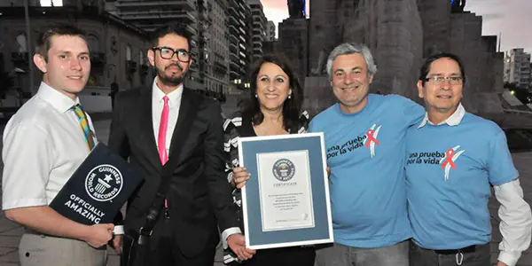 Representantes de AHF Argentina reciben reconocimiento de Récord Guinness por jornada de testeo.