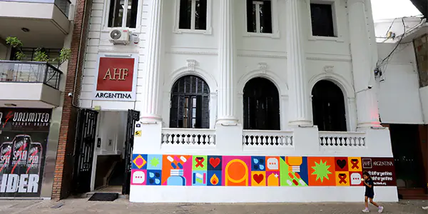 Fachada del centro de AHF Argentina en Rosario con mural colorido sobre prevención y diversidad.