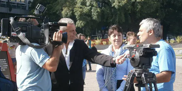 Representante de AHF Argentina brinda entrevista a medios durante el inicio de operaciones en el país.