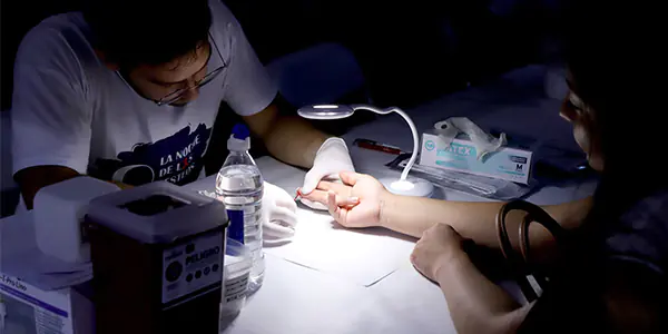 Profesional realiza prueba rápida de VIH durante jornada nocturna organizada por AHF Argentina.
