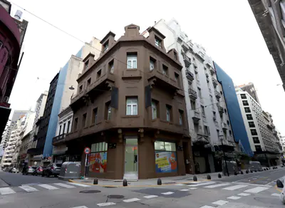 Edificio en esquina donde funciona un centro de AHF Argentina en zona urbana.