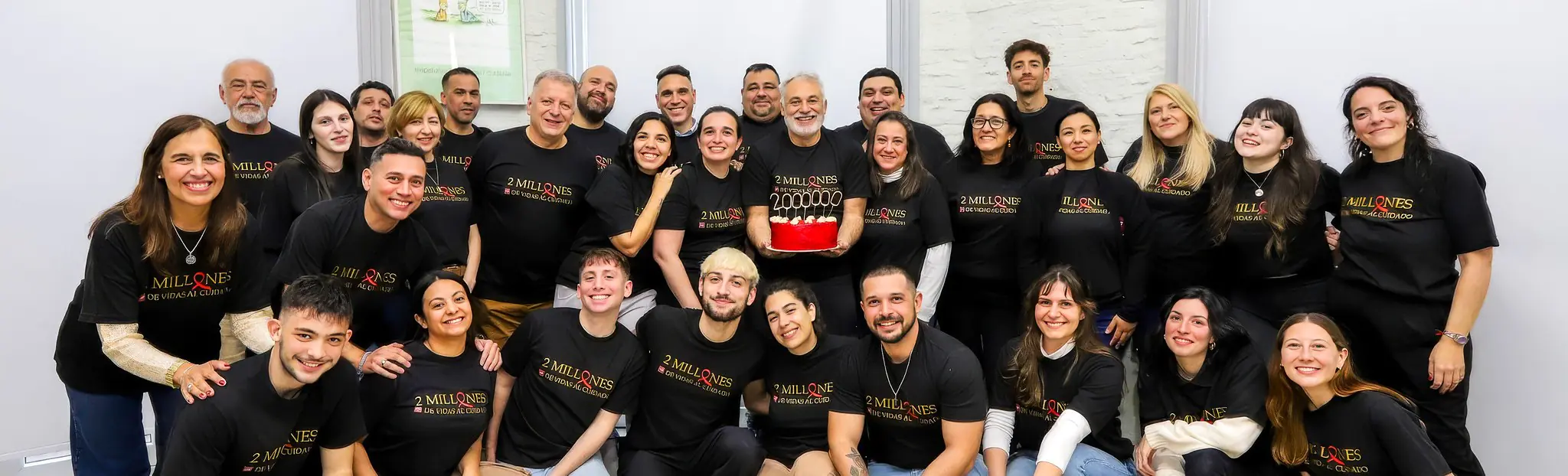 Equipo de AHF Argentina reunido en la sede institucional celebrando un hito conmemorativo.