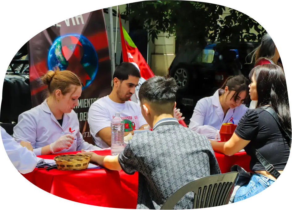 Equipo de salud brindando apoyo y test de VIH en evento AHF en Argentina