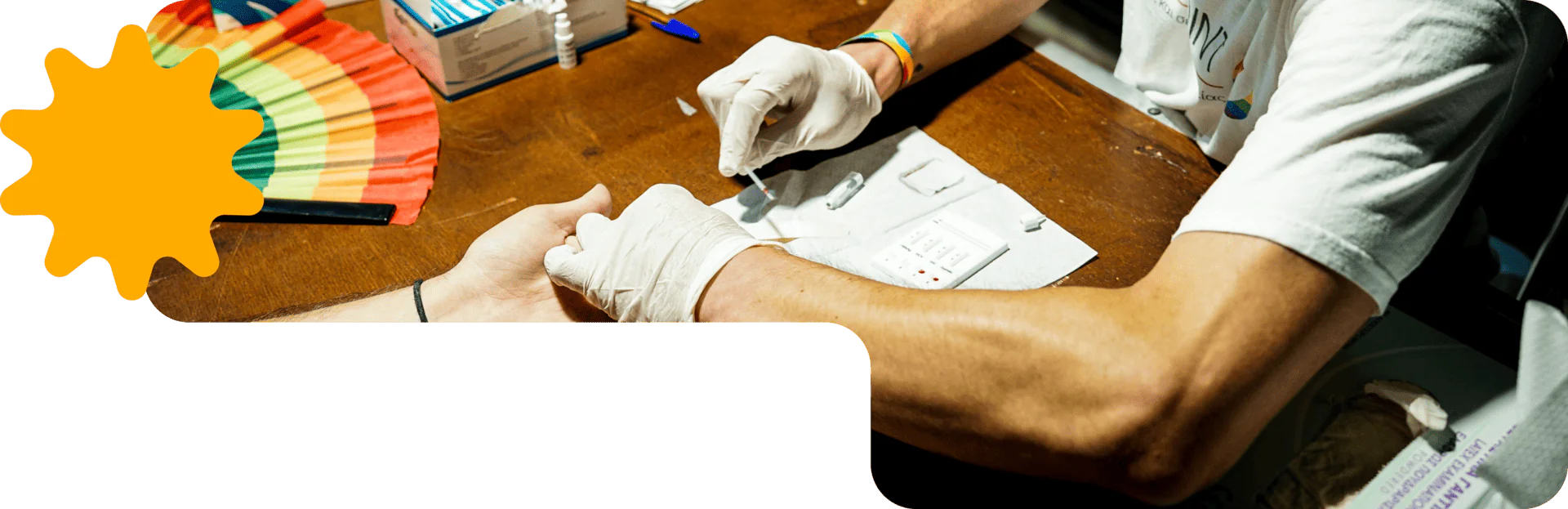 Profesional de la salud realiza prueba rápida de VIH en Argentina
