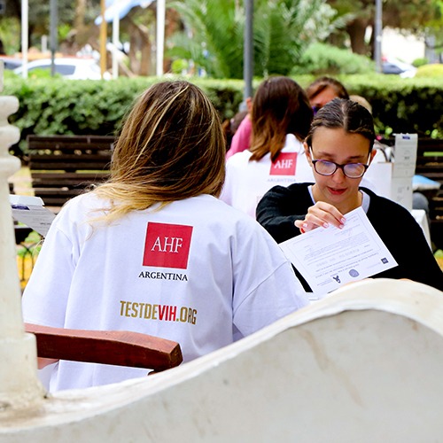 Personal de AHF Argentina brinda información y asesoramiento sobre pruebas de VIH en una jornada comunitaria al aire libre.