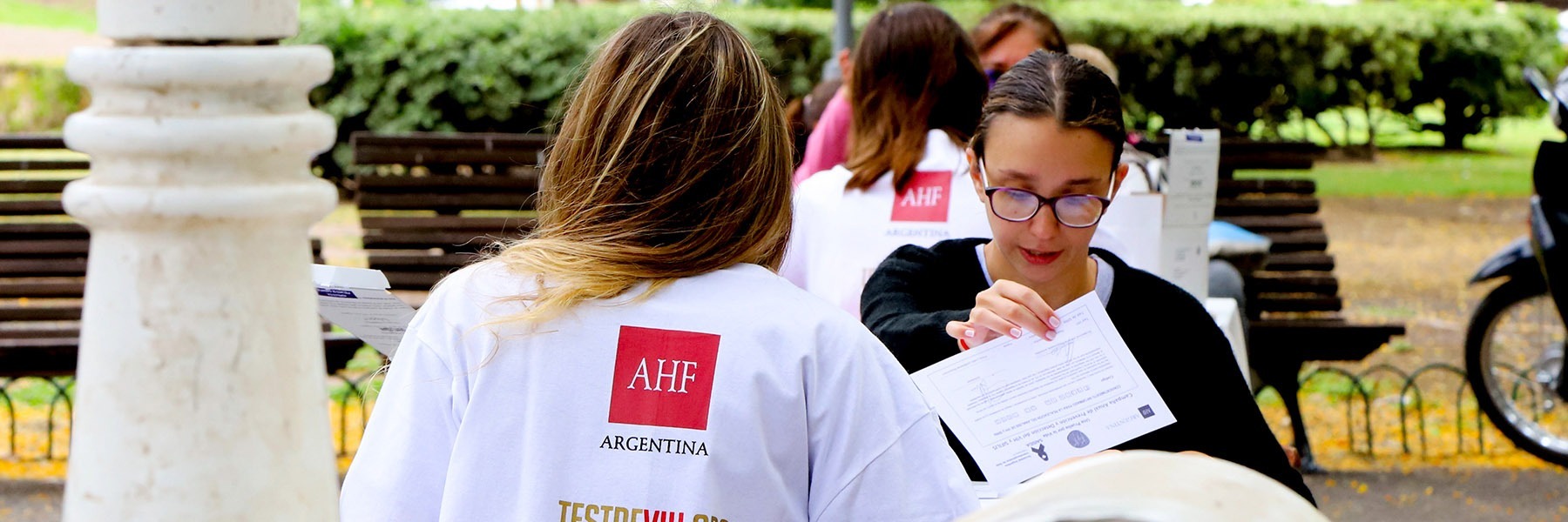 Personal de AHF Argentina brinda información y asesoramiento sobre pruebas de VIH en una jornada comunitaria al aire libre.