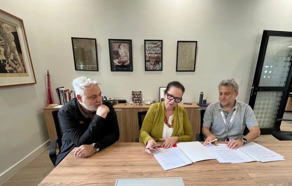 Representantes de Fundación Huésped y AHF Argentina firman convenio de colaboración en reunión institucional.